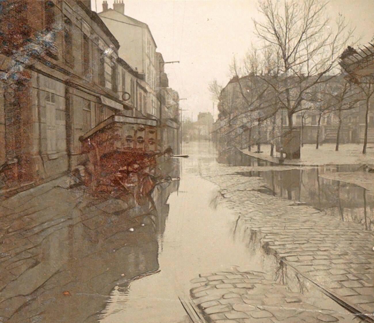 Car in flooded street during Paris flood, 1910.