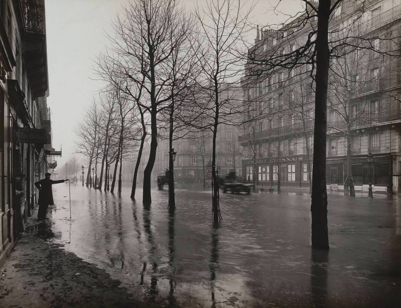 Vintage photo - Flood of the Seine, Avenue Ledru-Rollin, Paris 1910.