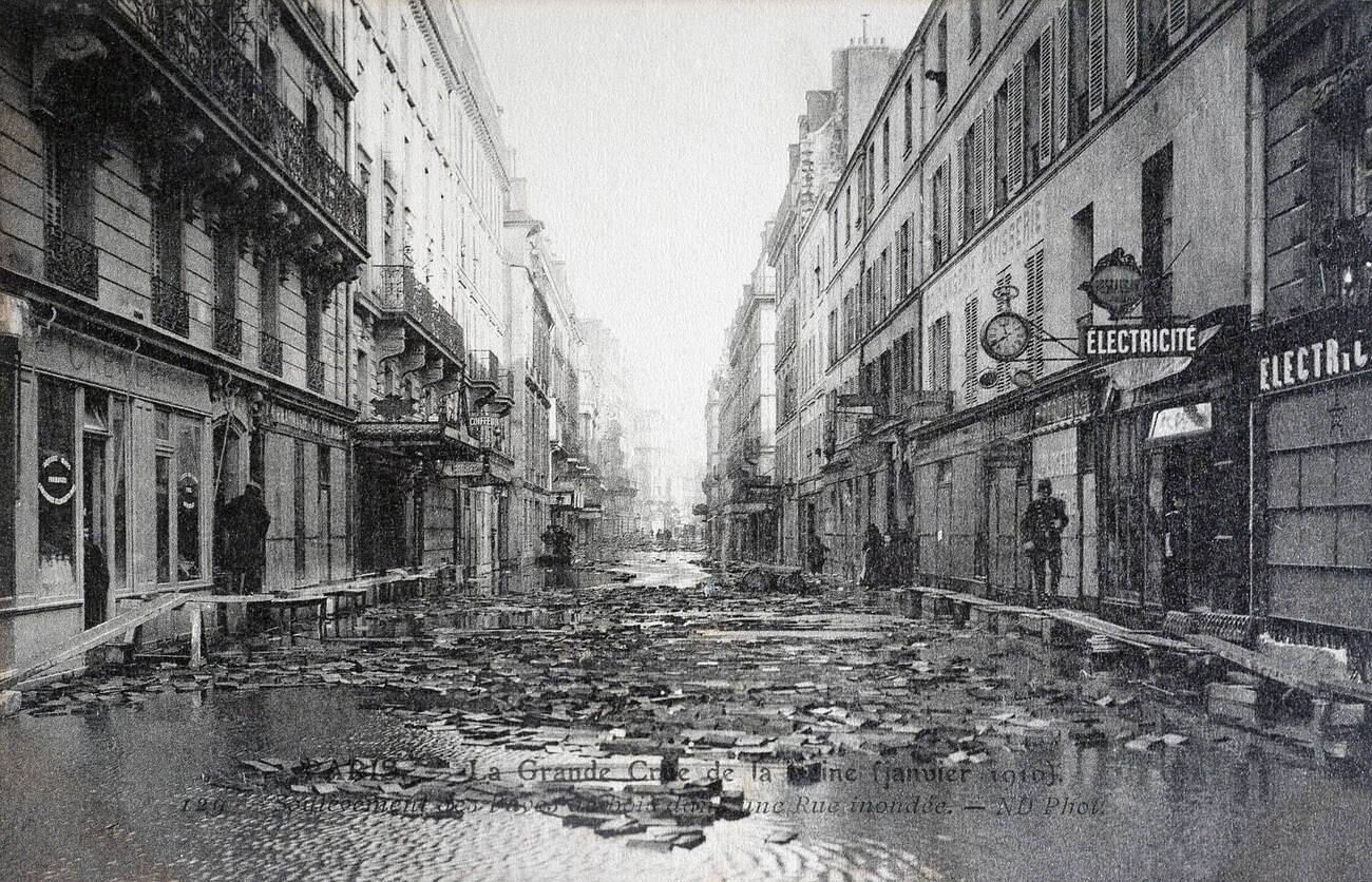 Old postcard of Paris floods, January 1910 - Flooded street.