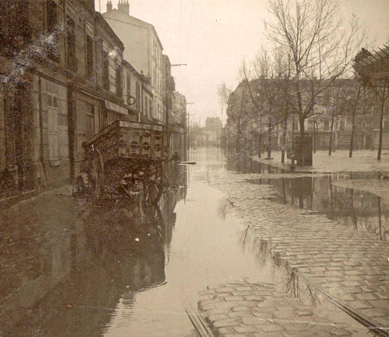 Car in flooded street during Paris flood, 1910.
