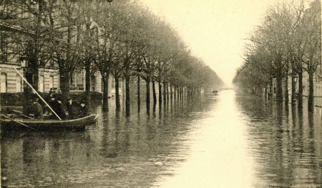 Flood in Paris, 1910 - Avenue Montaigne.