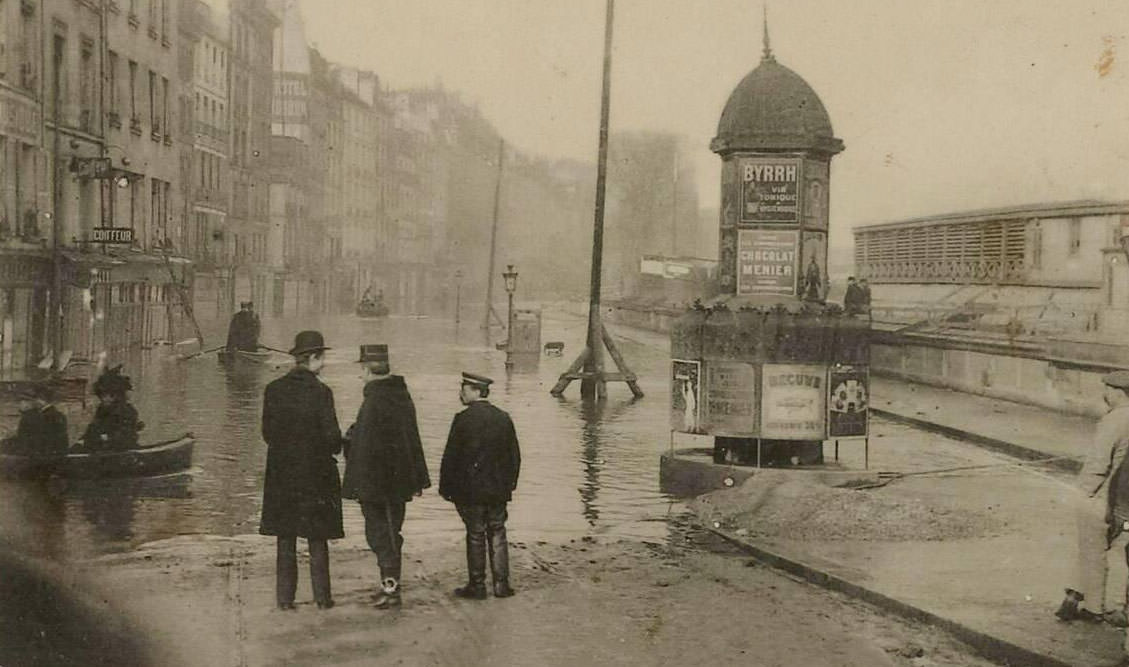 Flood of January 1910 - Paris, Quai des Grands Augustins.