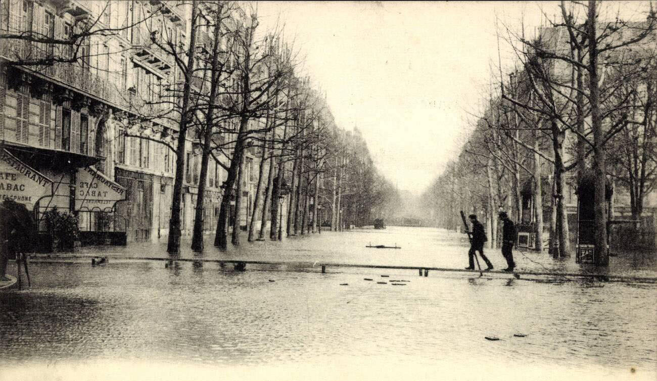 Paris, Inondations 1910, Passerelle Boulevard Haussmann.