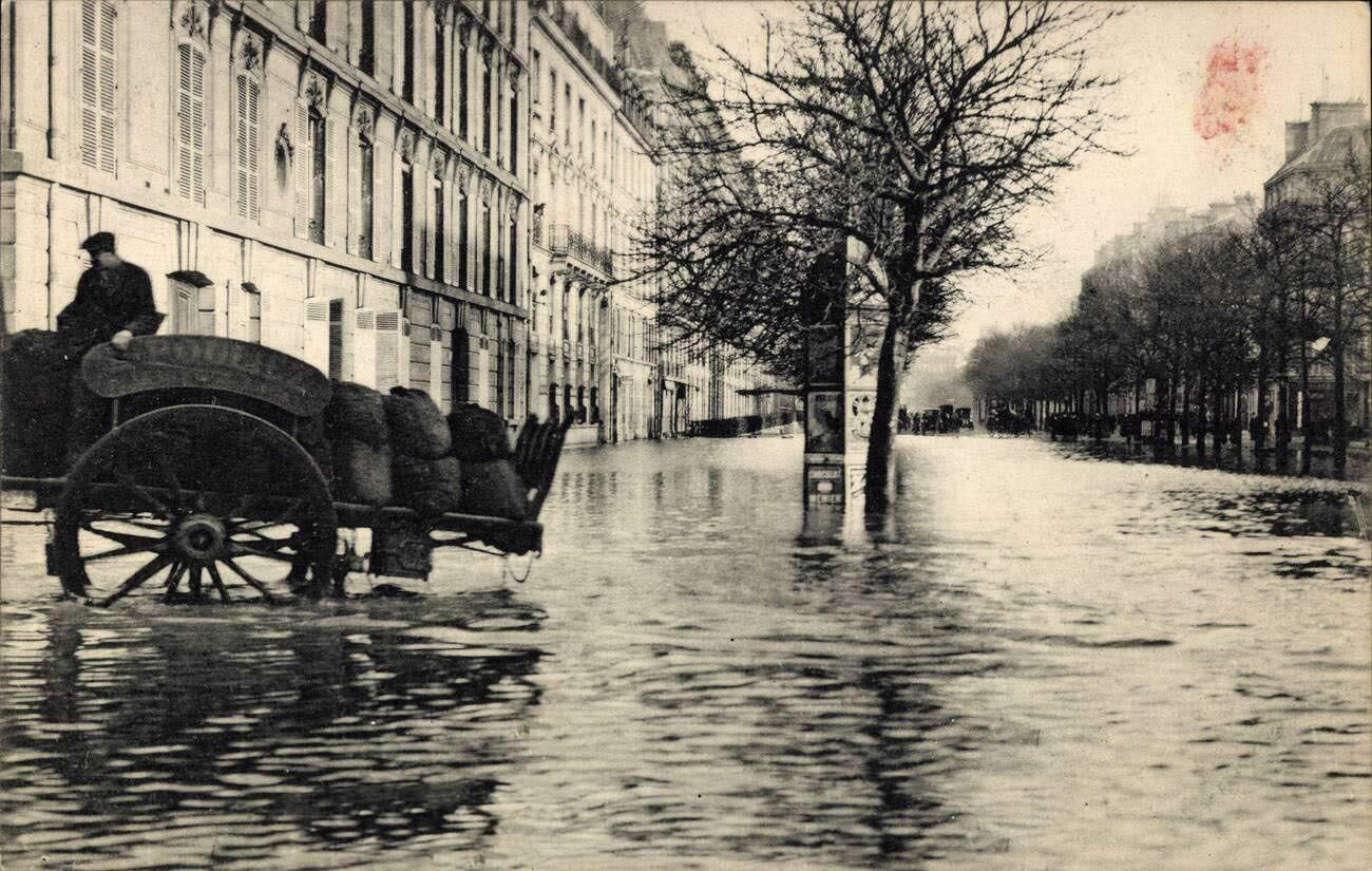 Paris, Inondation 1910, Avenue Montaigne.