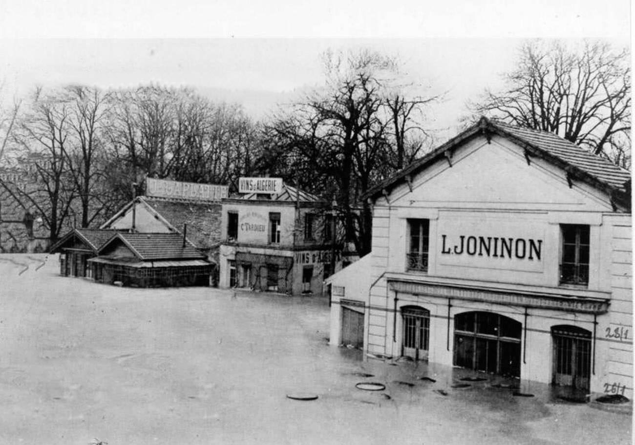 Entrepôt de Bercy during the Great Flood of Paris, 1910.