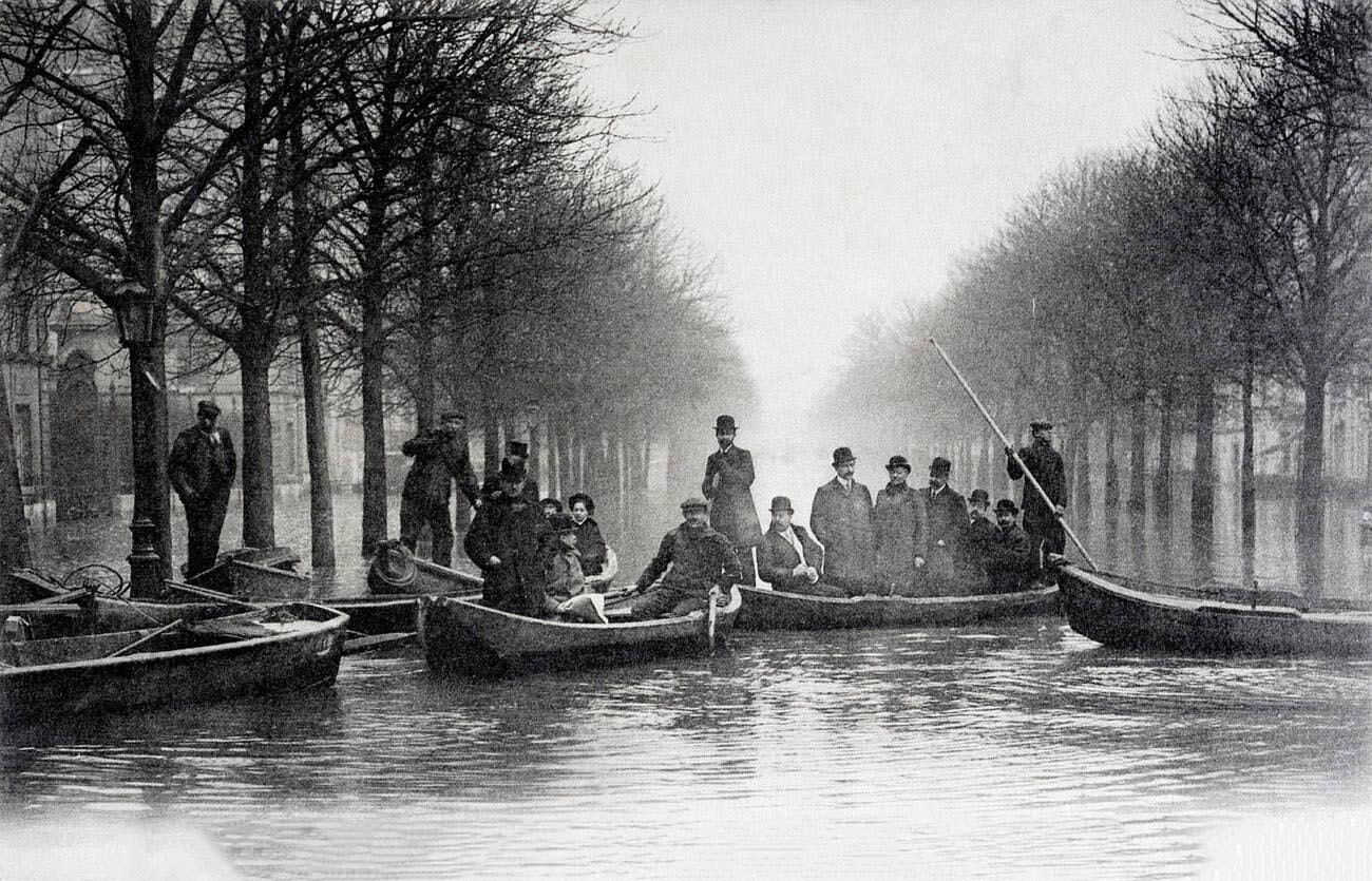 Old postcard of Paris floods, January 1910 - Avenue Montaigne.
