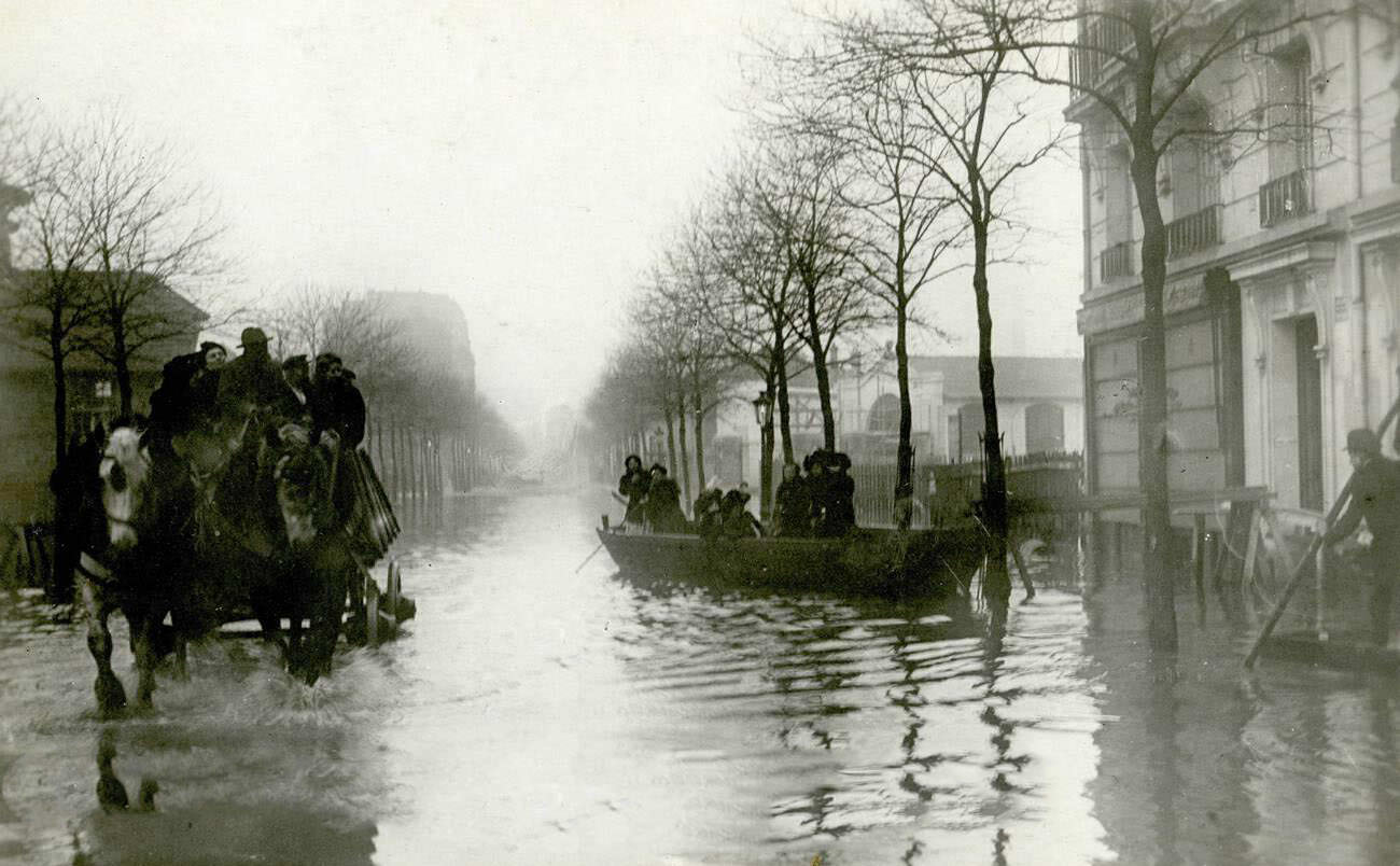 Flood in Paris, 1910 - Avenue Félix-Faure.