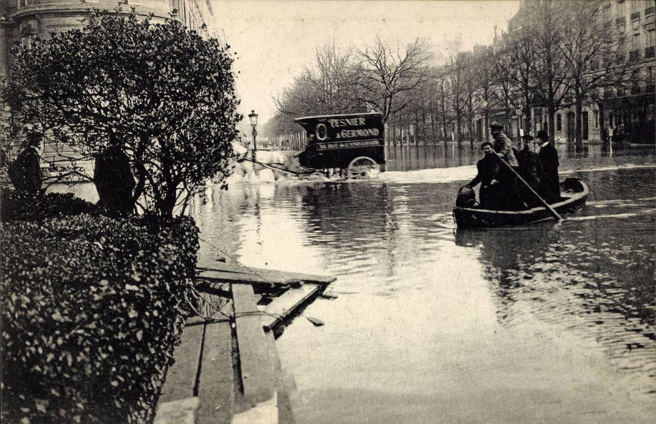 Paris, Inondation 1910, Avenue Montaigne.