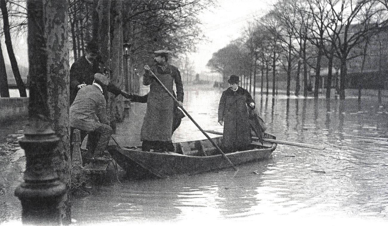 Old postcard of Paris floods, January 1910 - Belgian Mission Boarding.