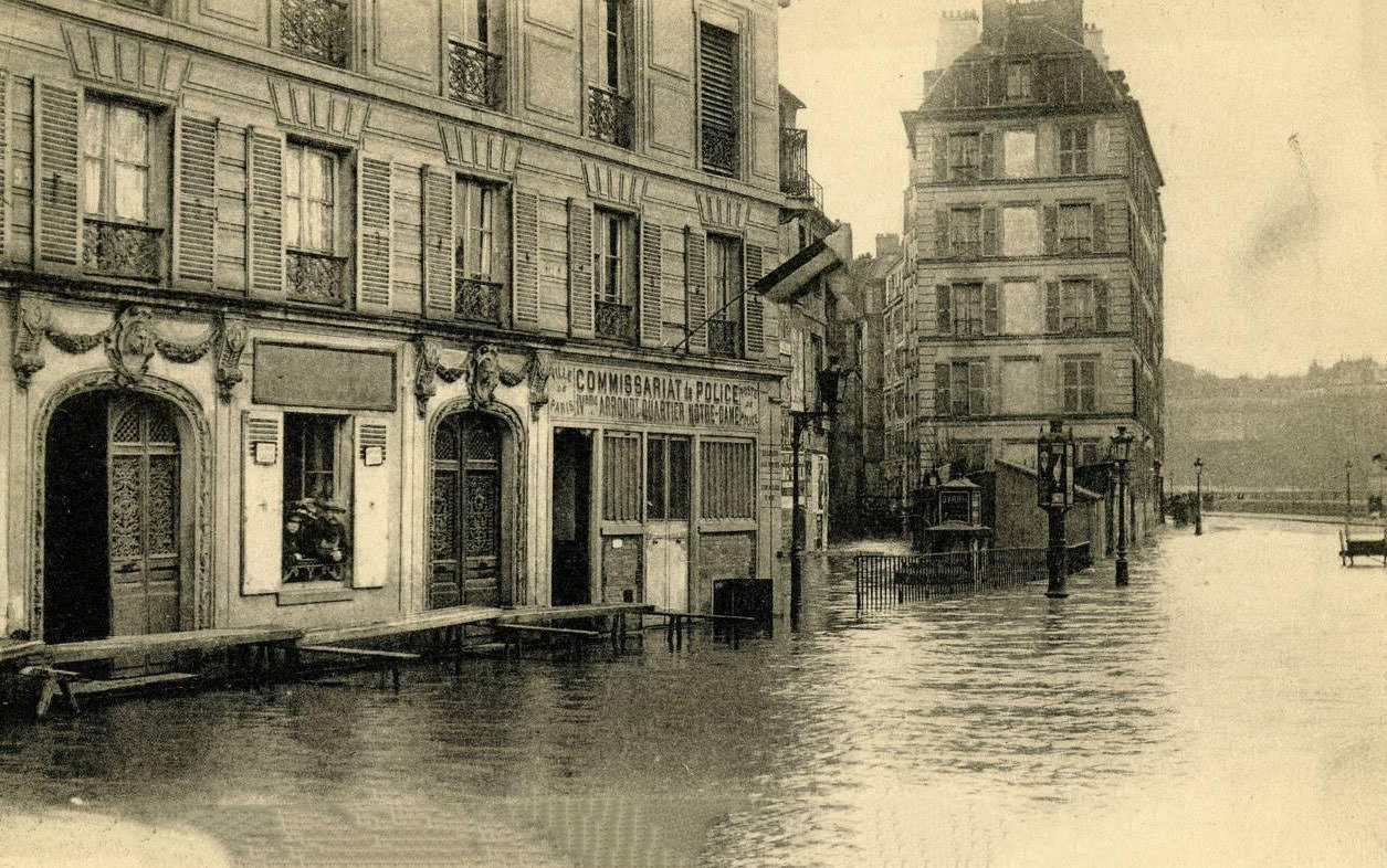 Flood in Paris, 1910 - Quai aux Fleurs.