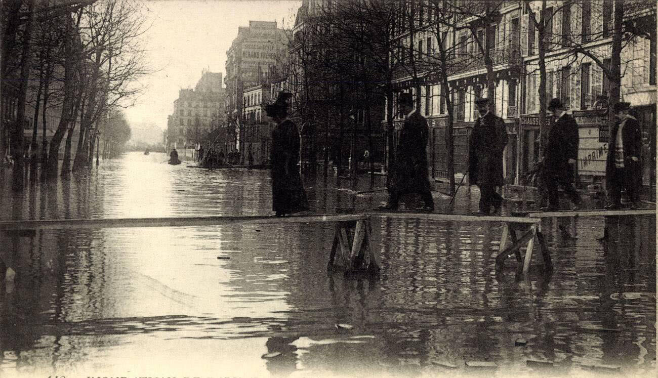 Paris, Inondation, January 1910, Avenue Ledru Rollin.