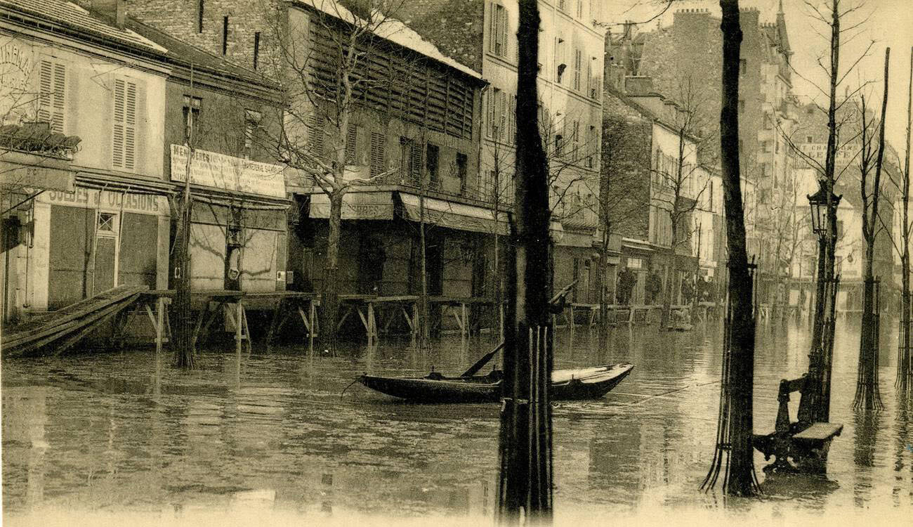 Flood in Paris, 1910 - Rue Saint Charles 75015 Paris.