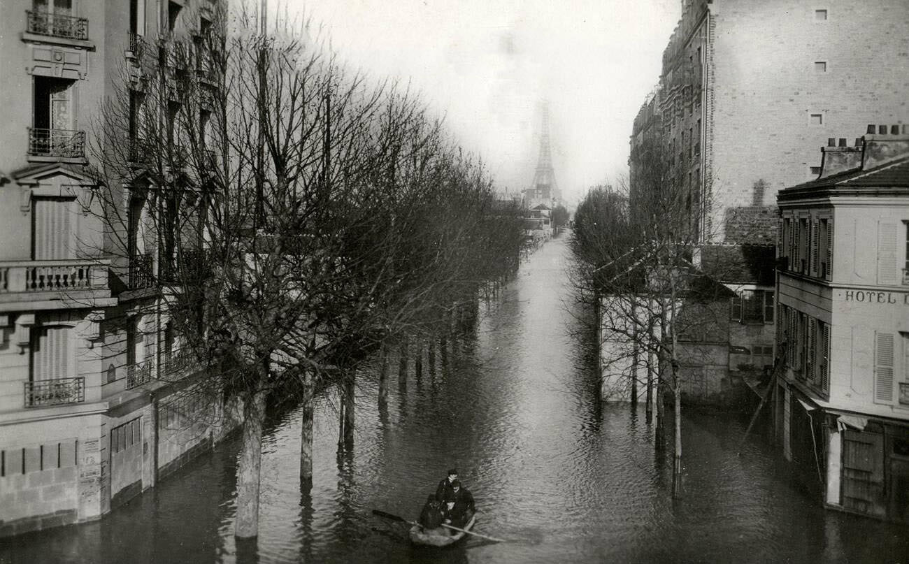 Flood in Paris, 1910 - Rue Saint Charles 75015 Paris.