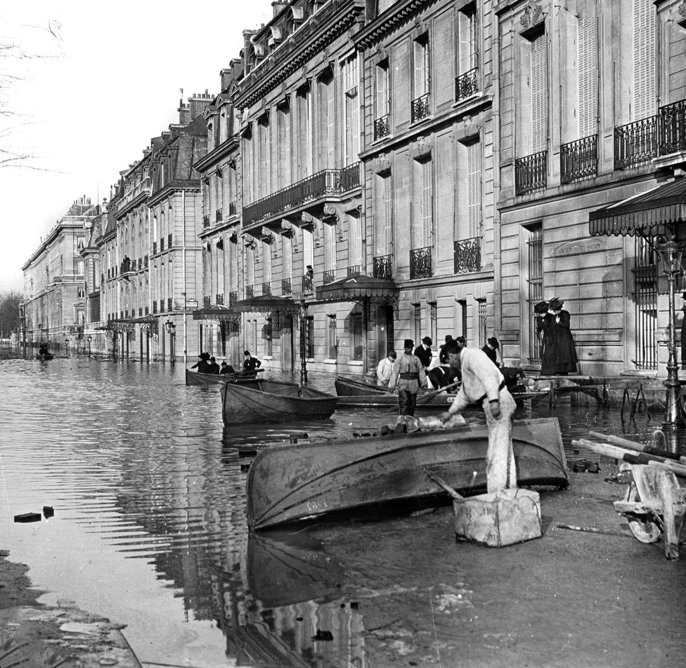 Flood in Paris after rise in Seine river, 1910.