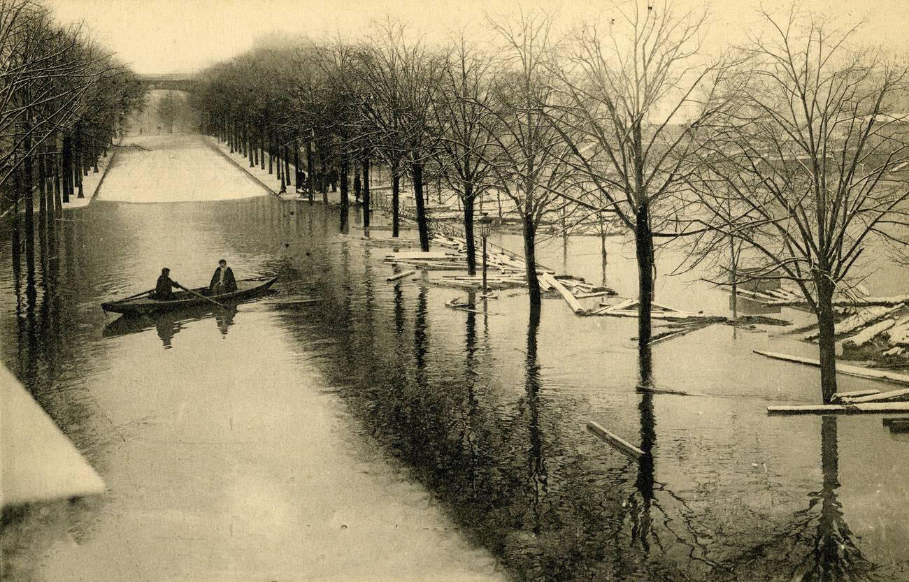 Flood in Paris, 1910 - The Rue de Lyon submerged.