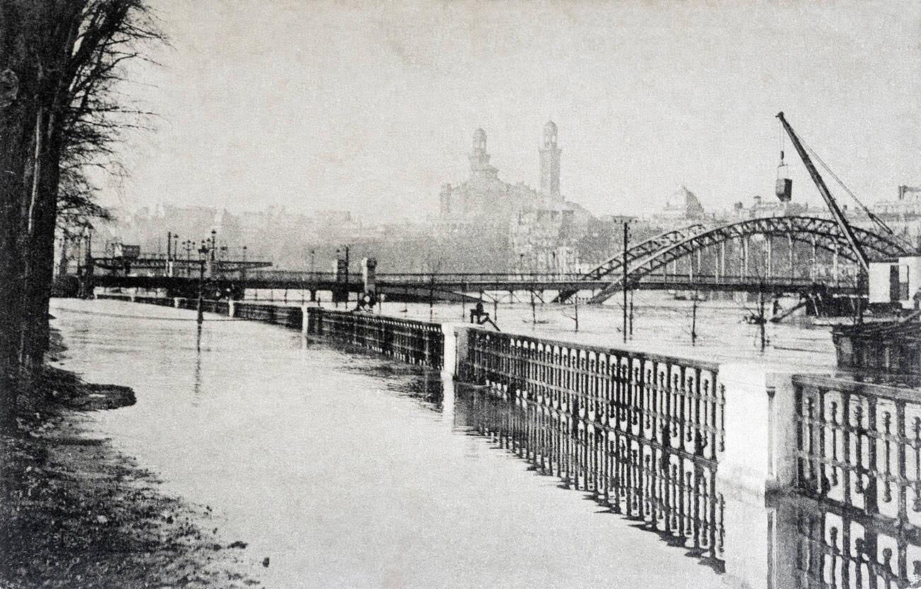 Old postcard of Paris floods, January 1910 - Quai d'Or.