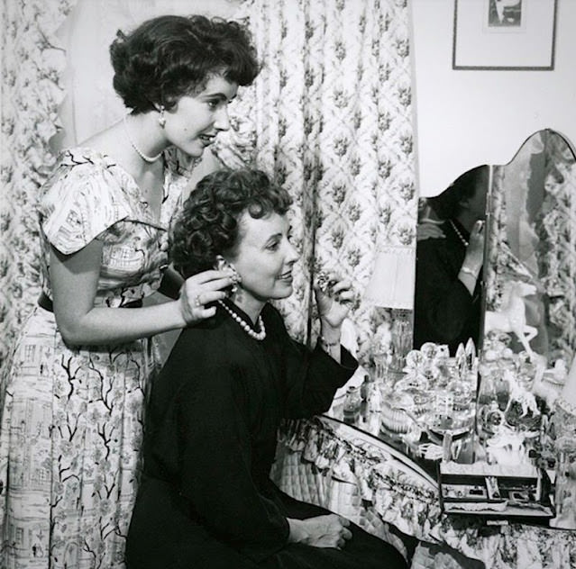 Sara Sothern with her daughter Elizabeth Taylor, circa 1949.