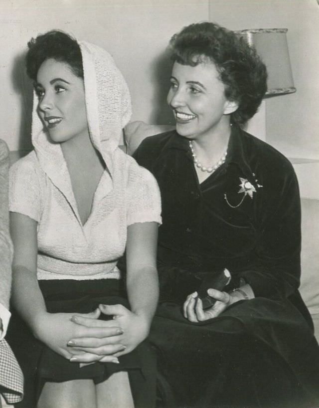 Sara Sothern with her daughter Elizabeth Taylor, 1951