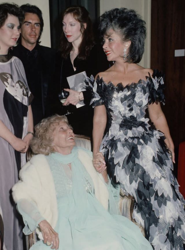 Elizabeth Taylor holding hand of her mother Sara Sothern at the Film Society of Lincoln Center Tribute to Elizabeth Taylor in New York City, May 5, 1986