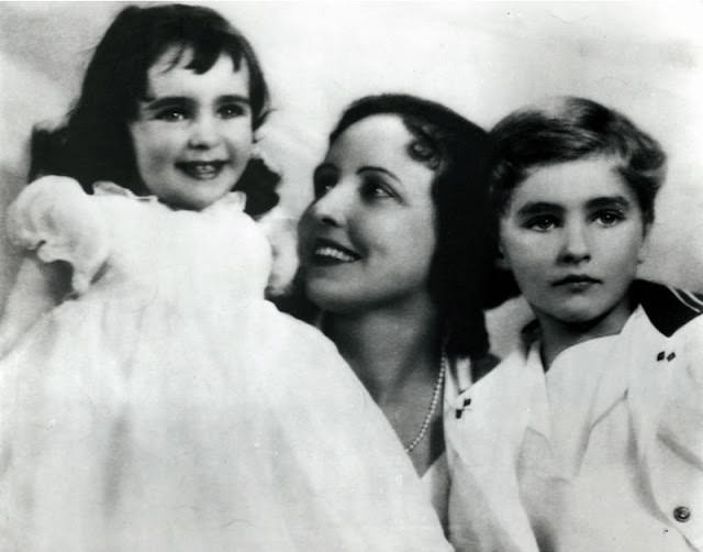 2-year-old Elizabeth Taylor smiles with her mother, actress Sara Sothern, and her brother, Howard, 1934