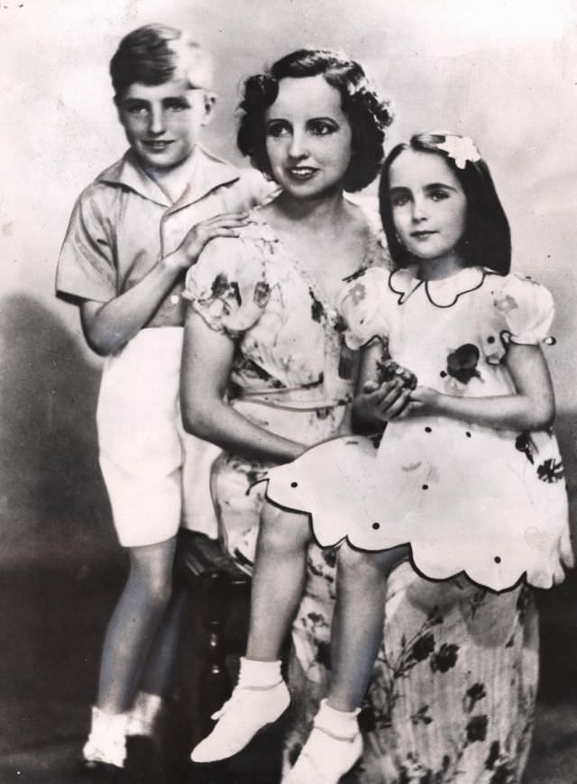Sara Sothern with her daughter Elizabeth Taylor, and son Howard, 1937