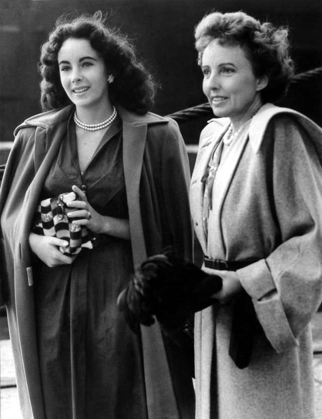 Sara Sothern with her daughter Elizabeth Taylor, circa 1947