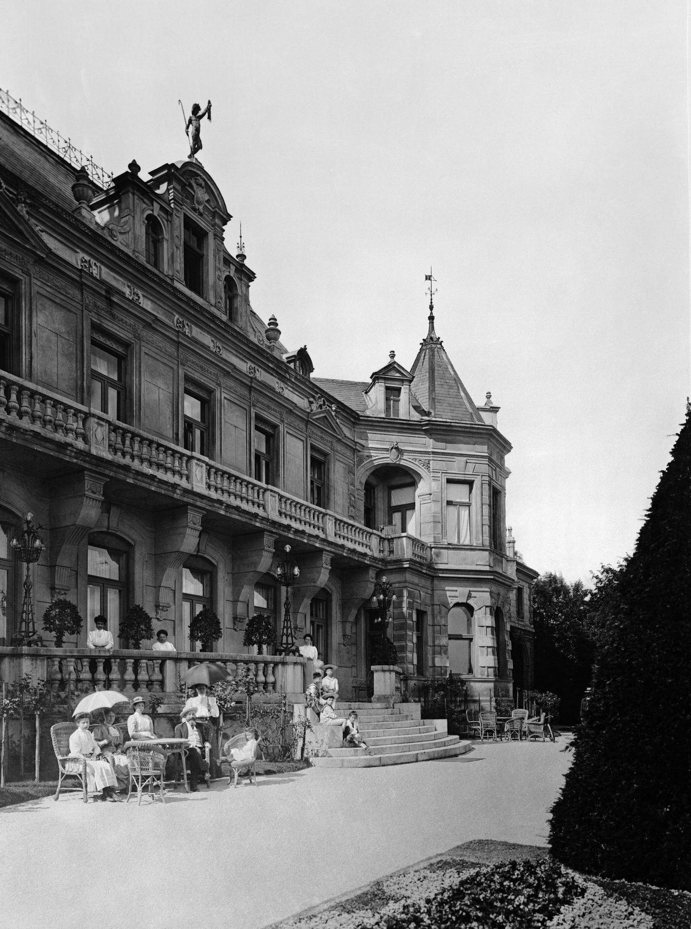 Villa Theodor Ritter von Taussig, Built by Carl Koenig between 1893-1895. In the foreground: the residents, Around 1900