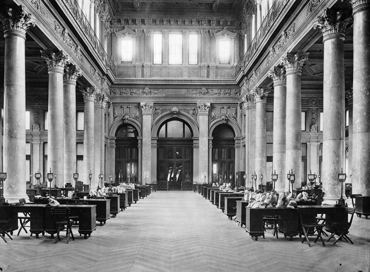 Agricultural stock market for agricultural products in Vienna (fruit and flour products). Built by Carl Koenig between 1887-1890. Great Hall, Around 1900