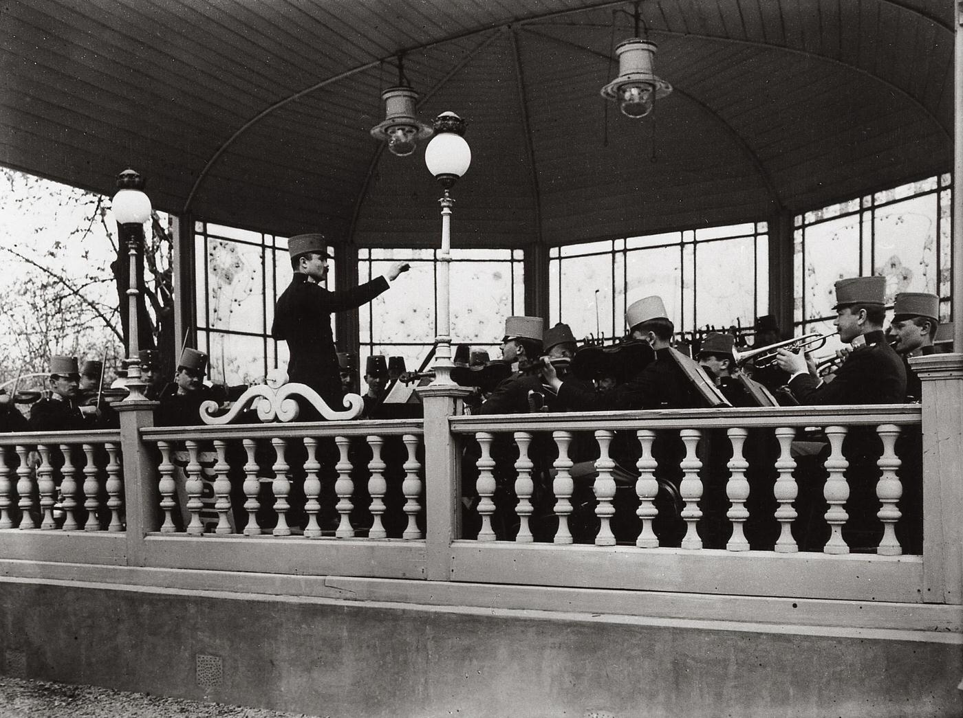 Military band in the Viennese Prater (amusement park), Around 1900s