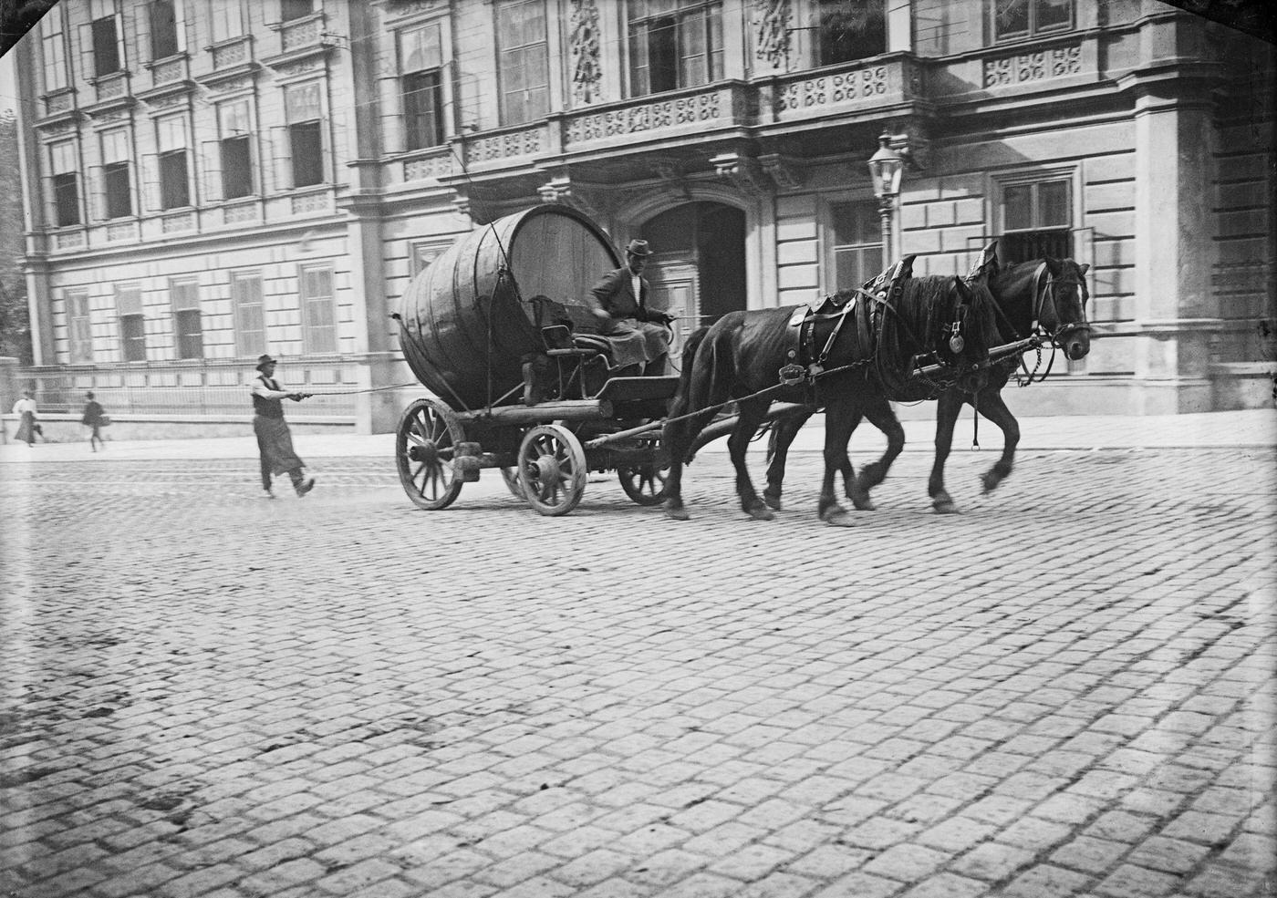 A coach for street cleaning in front of the k.u.k. Technisches Militärkomitee, Getreidemarkt 9, Institute for Technical Chemistry of the Vienna University of Technology today, Vienna, 1900s
