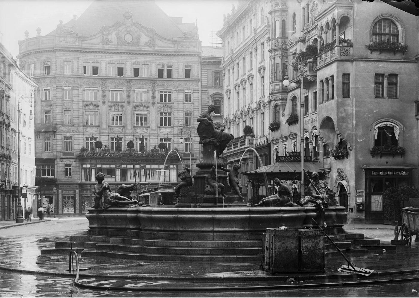 The Donnerbrunnen at the Neuer Markt, right the hotel Meissl and Schadn, Vienna, Around 1900