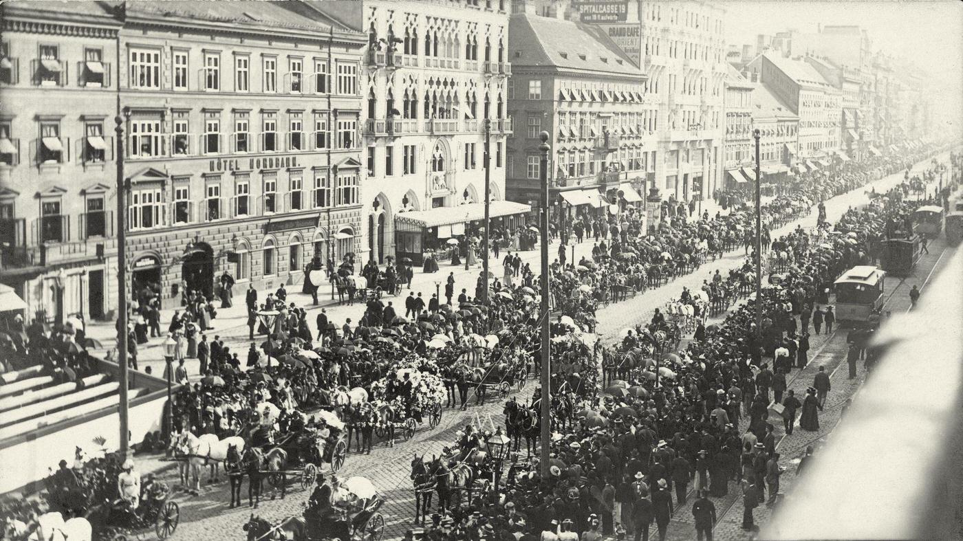 Flower parade in Vienna, decorated horse-drawn carriages in the Praterstrasse, 1st of June, 1902