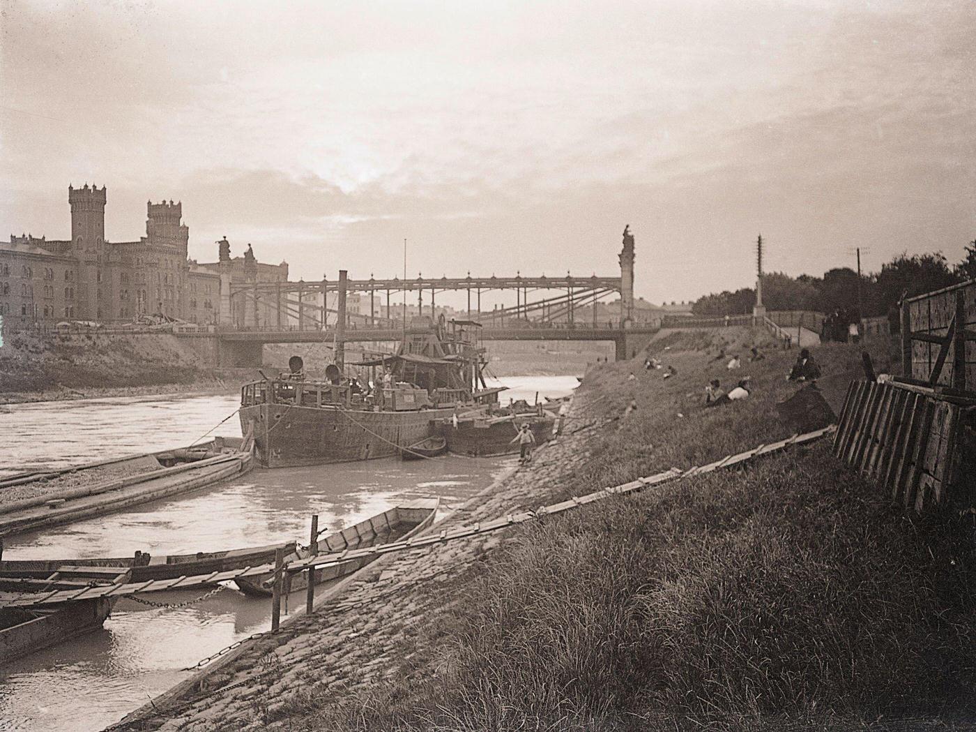 The Augarten-bridge (former Maria-Theresien-Bridge) over the Donau-Canal, Rossauer-Casern on the left, Vienna, 1905