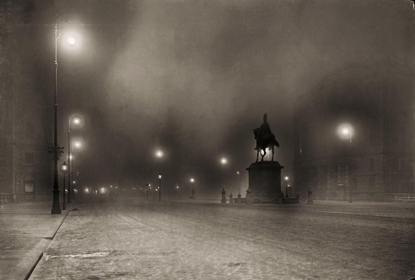 Schwarzenbergplatz at night, Monument of Karl Philipp Prince zu Schwarzenberg and Cafe Schwarzenberg, About 1907