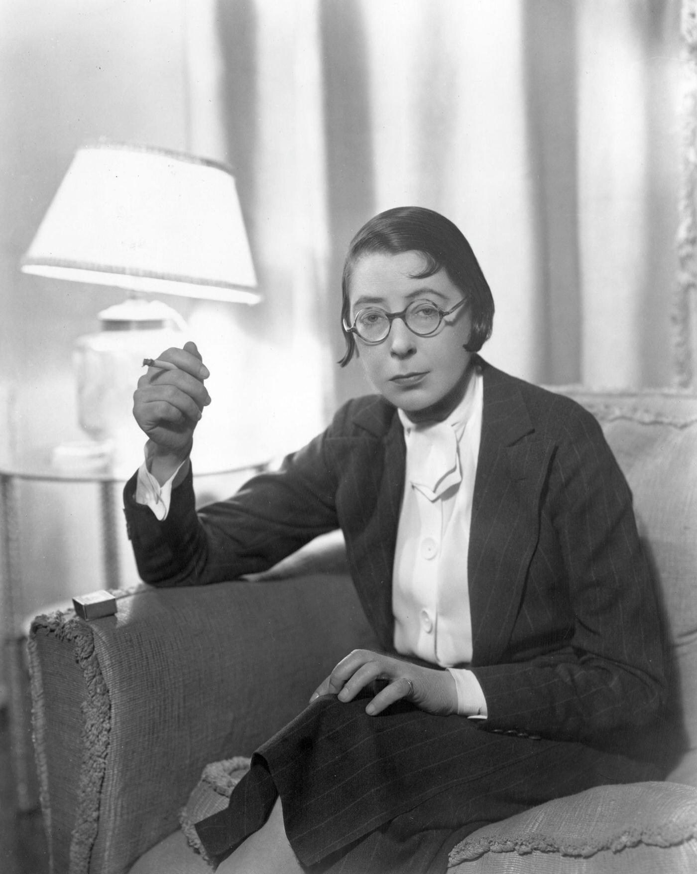 Vaudeville star Gwen Farrar at home, 1937