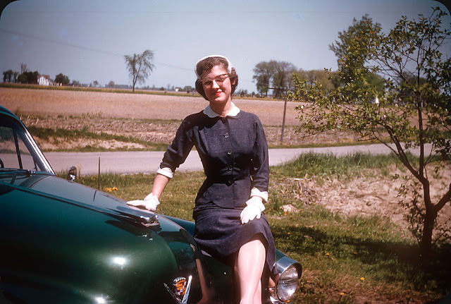 The Glamour and Sophistication of 1950s Women: A Pictorial Journey Through Fashion that Defined a Decade