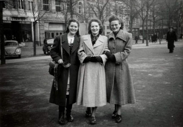 The Glamour and Sophistication of 1950s Women: A Pictorial Journey Through Fashion that Defined a Decade