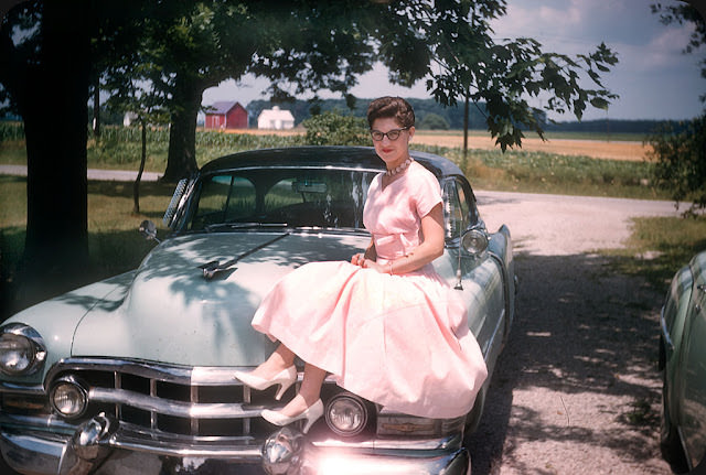 The Glamour and Sophistication of 1950s Women: A Pictorial Journey Through Fashion that Defined a Decade