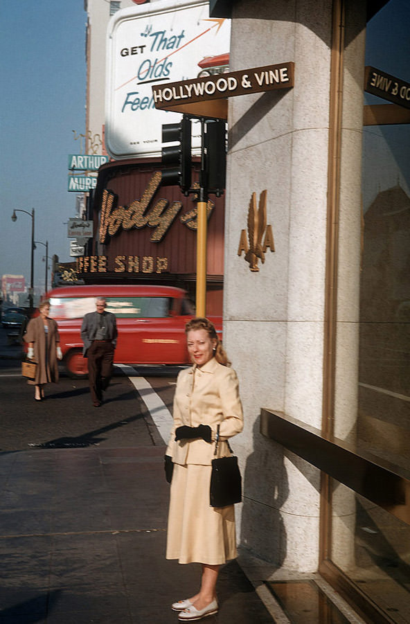 The Glamour and Sophistication of 1950s Women: A Pictorial Journey Through Fashion that Defined a Decade