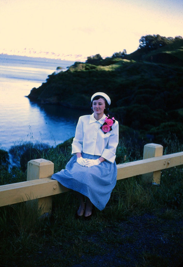 The Glamour and Sophistication of 1950s Women: A Pictorial Journey Through Fashion that Defined a Decade