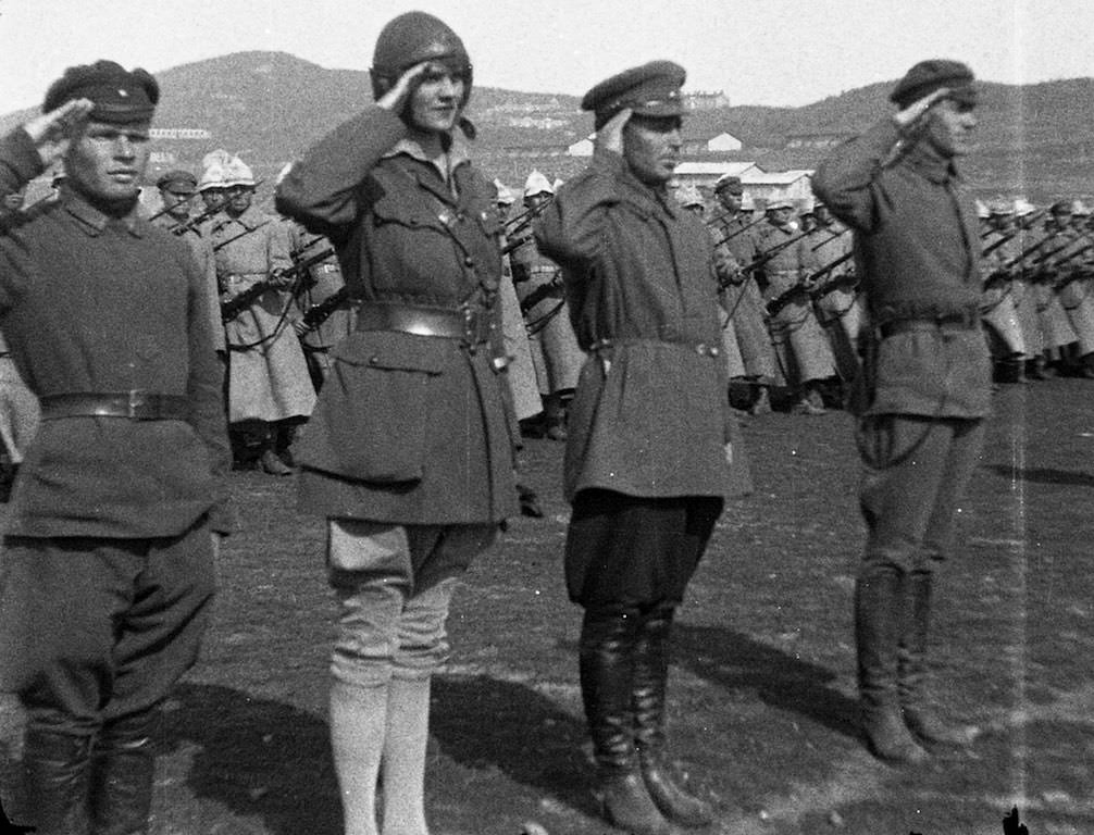 Aloha Wanderwell with Soldiers Saluting