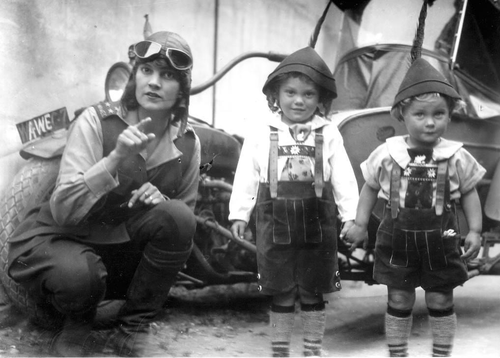 Aloha Wanderwell with her children