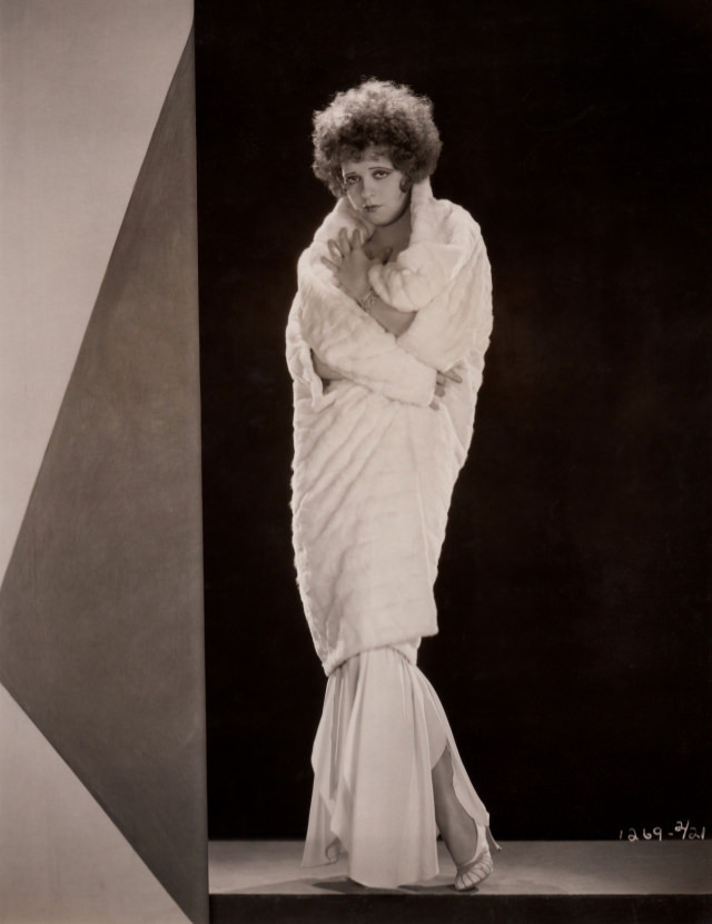 50 Fabulous Photos of Clara Bow from the 1930s Capturing Her Glamour