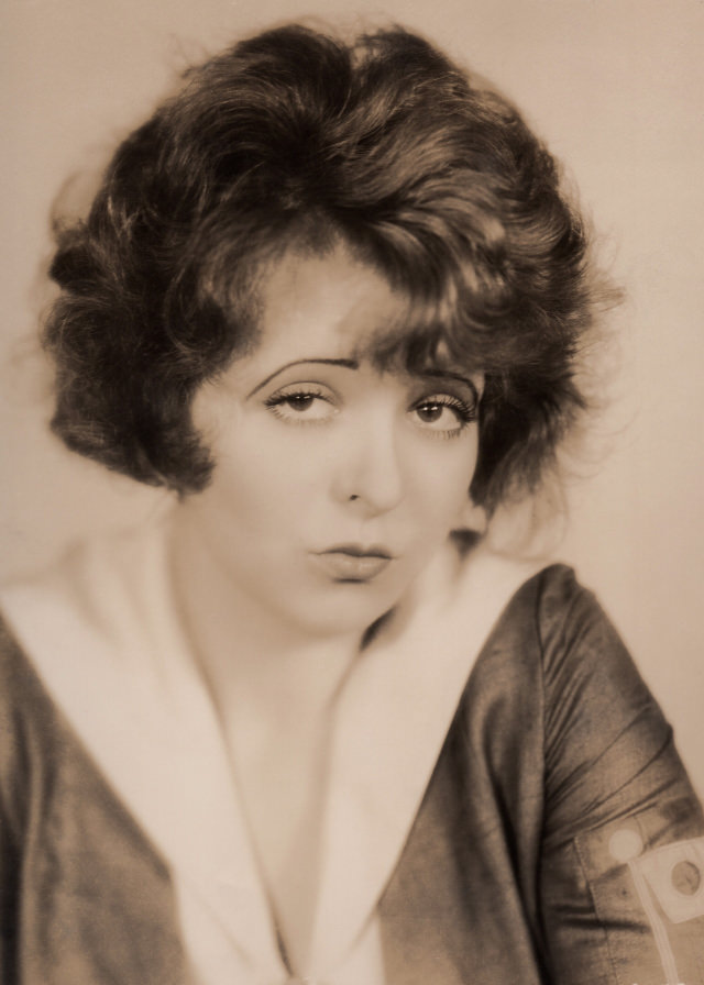 50 Fabulous Photos of Clara Bow from the 1930s Capturing Her Glamour