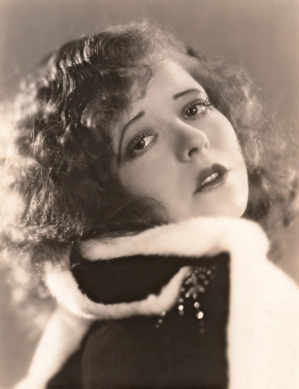 50 Fabulous Photos of Clara Bow from the 1930s Capturing Her Glamour