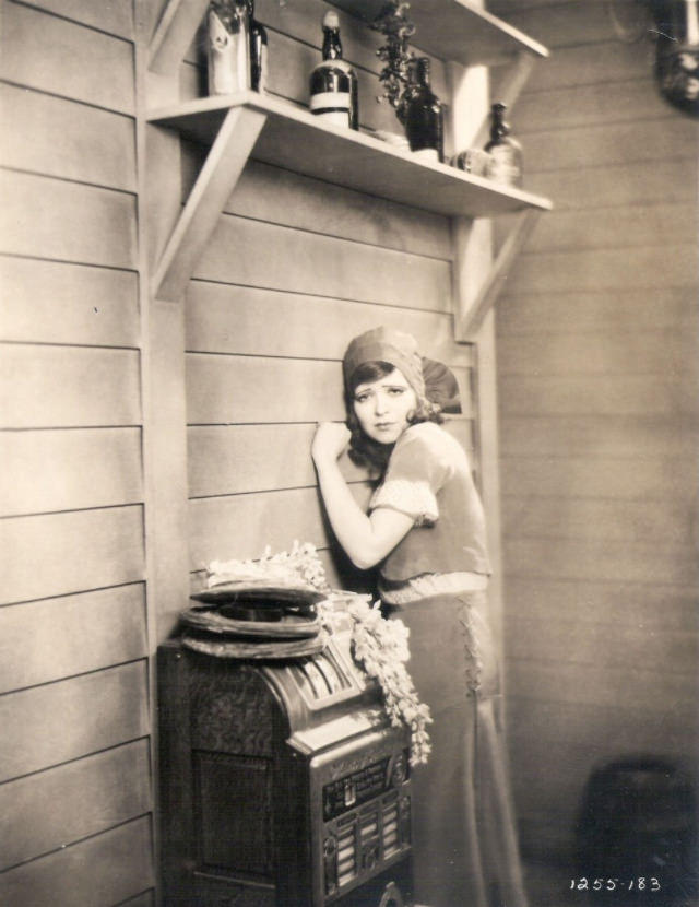 50 Fabulous Photos of Clara Bow from the 1930s Capturing Her Glamour