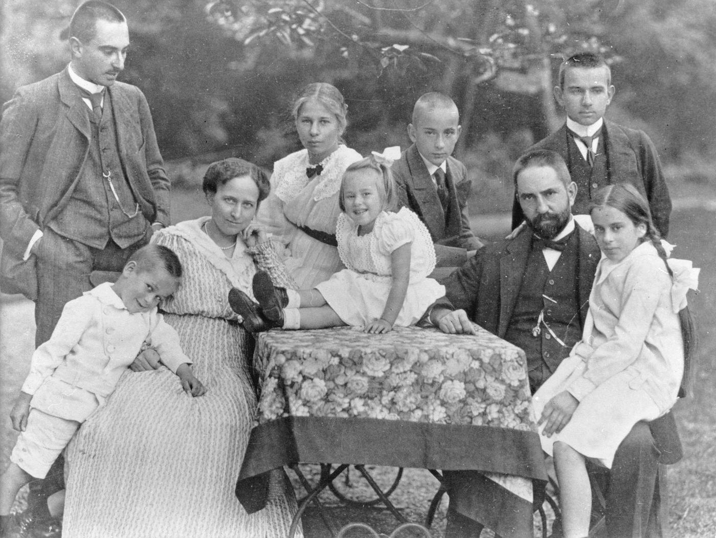 Hugo Stinnes with his family including his wife and children Edmund, Ernst, Cläre, Clärenore, Else, Otto, and Hugo Jr., 1923.