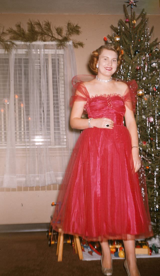 Exploring the Sophistication of 1950s Ladies Cocktail Dresses with Stunning Photos