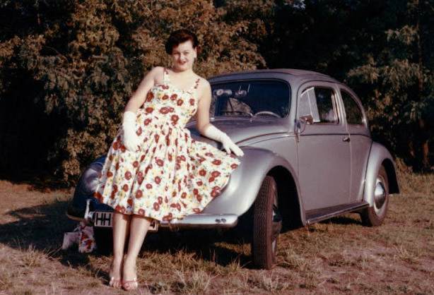 Exploring the Sophistication of 1950s Ladies Cocktail Dresses with Stunning Photos