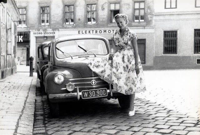 Exploring the Sophistication of 1950s Ladies Cocktail Dresses with Stunning Photos